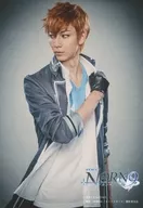 Ayukawa Taiyo (Masamune Tomiya) / Parte superior do corpo, colarinho direito, olhos à esquerda, fundo cinza, Character Chter Shot / Palco "NOR9 NORN9" Bromide (conjunto individual)