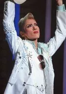 宝冢歌剧团(花组)/明日海里奥/现场照片·上半身·白绿服装·双手举高·2L尺寸/花组东京公演「MESSIAH(弥赛亚)-异闻·天草四郎-」「BEAUTIFUL GARDEN-百花缭乱-」舞台照片