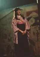 Miyazaki 香蓮 / Live Photo / Whole Body (Tarumi Cut) / Costume Red / White / Japanese Clothes / Right Facing / Both Hands Layered / Right Facing / Stage "Wakasama Kumimairu ~ Wakasama to Roman ~" Stage Photo E
