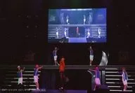Conjunto (7 personas) / Horizontal, Cuerpo completo, Uniforme, Vestuario, Negro, Anaranjado, con las manos en la pantalla trasera, Higa Cast, Character Cter Shot / Musical 『 El Príncipe del Tenis 』 TEAM Party SEIGAKU, Higa Attendant Benefits Random Bromide
