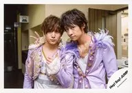 Hey!Say!JUMP/山田涼介・八乙女光/橫型・豐胸・服裝紫.白・八乙女右手和平・山田左手大拇指立/公式生寫真