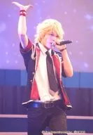 Yuta Iiyama (Love 童星 Night) / Live Photo / Above Knee / Costume Black / Red / White / Right Hand Up / Left Hand Microphone / Back Screen / Character actor shot / 「 LIVE! I-Chu The Stage ~ etincelle ~ 」 Random Bromide