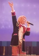 丸目聖人(湊奏多)/現場照片·膝上·衣服黑·紅·白·右上·左手話筒·視線右·後屏·生寫真/「LIVE！ICHU偶像進行曲The Stage～etincelle～」隨機明信片