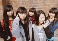 TOKYO GIRLS'STYLE/集合(5人)/横型・上半身・衣服黑色・灰色・山边右右手食指・缩口・背景砖/CD「Partition Love」mu-mo店原创特典