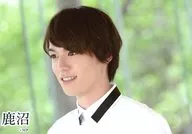 橫田龍儀/卧式·豐胸·服裝白·黑·雙手下垂·身體向左·背景綠/電影「鹿沼」隨機明信片