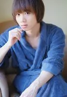 植田圭輔/膝上・衣裝黑色・浴袍・坐著・右下巴・臉朝左/「植in關島2018」明信片