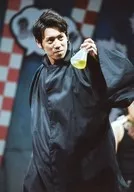 Ise Daiki (Haruo Tayasujima) / Live Photo, Above the Joelho, Figurino, Black, Eyeing Right, Left Hand Container, Yellow Liquid / Stage "Insect Figurino Conchuger" Performance Brometo