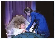 Takarazuka Revue (Yukigumi) / Bokai Kazeto / Maaya Kiho / Live Photo / Horizontal / Knee-Up / Costume Blue / Bokai Facing left / Bed / 2L size / Yukigumi Grand Theater performance "Phantom" stage photo