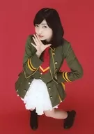 Wake Up，Girls！/吉冈茉祐/全身·服装绿红白·右手布·左手腰·背景红/「Wake Up，Girls！FINAL TOUR-HOME-～PARTI Start It Up，～」明信片档案PARTI