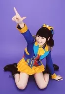 Wake Up，Girls！/山下七海/全身·坐姿·服裝藍黃·右手舉指·背景紫/「Wake Up，Girls！FINAL TOUR-HOME-～PARTI Start It Up，～」明信片歸檔PARTI