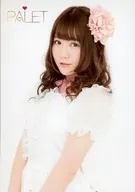 PARET / Hirakuchi Miyuki / Busto arriba, ropa blanca rosa, cuerpo izquierdo / Official photo oficial