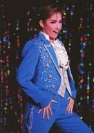 Takarazuka Revue (Tsukigumi) / Rio Asukai / Live photo / Hizajo / Vestuario azul y blanco / Ambas piernas / Ojo derecho / Apertura de la boca / Tamaño 2L / Official photo oficial de "Takarazuka Revue"