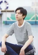 岩城直弥(平古場凛)/全身・衣装ボーダー・左向き・座り・私服ショット/ミュージカル『テニスの王子様』3rdシーズン全国大会 青学vs氷帝 追加生写真