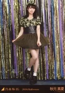 秋元真夏/全身・背景金・青/「2018.Halloween」WebShop 限定個別生写真
