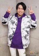 Travis Japan / Genta Matsuda / Above-the-knee ・ Costume purple white ・ Both hands piece ・ Background gray / "JOHNNYS' King & Prince ISland" original photo