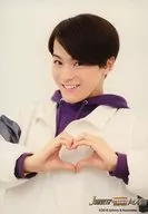 Travis Japan / Kaito Matsukura / Bust up ・ Costume white purple ・ Left facing ・ Heart with both hands ・ Background white / "JOHNNYS' King & Prince Island" original photo