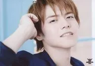 內田雄馬/橫型・臉朝上・藍色服裝・右側耳邊/"KING SUPER LIVE 2018>明信片