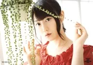 小倉唯/横型・バストアップ・衣装赤・両手植物/「KING SUPER LIVE 2018」ブロマイド