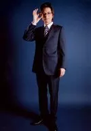 Daiki Sano (Yutaro ISHII) : todo el cuerpo, vestuario, blanco y negro, corbata, gafas de mano derecha, fondo azul ; escenario "Psychic Detective Yakumo : algo que conecta el alma"