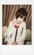 The Raid. / Tenshi / Above-the-knee costume black and White Red / Right Cheek Round / Lower Right Eye / Background Brown / Fresh Cheki