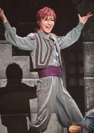 宝塚歌劇団(宙組)/澄輝さやと/ライブフォト・膝上・衣装グレー・紫・右向き・両手上げ・2Lサイズ/宙組東京公演「白鷺(しらさぎ)の城(しろ)」「異人たちのルネサンス」舞台写真