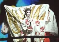 寶塚歌劇團(宙組)/星風圓子/現場照片·橫型·上半身·服裝白·紅·向右·右臂彎曲·左臂伸展·2L尺寸/宙組東京公演舞台照片