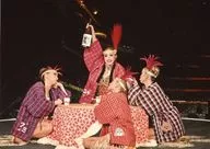 Takarazuka Revue (Flower Troupe) / Group (4 people) / Live Photo, Horizontal, Whole Body, Costume Red, Purple, Black, Sitting, Kotatsu, Right Hand Lift, 2L Size / Flower Troupe Maihama Amphi Shea Star Performance "Delight Holiday" Stage Photo