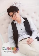 山口龙之介/膝上・坐姿・服装黑白・双手下・脸斜向左・眼镜・床/活动Kotodama屋总店☆读取部10>会场贩卖明信片