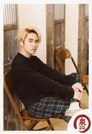 DISH// / Izumi Daichi / knee-up / sitting / costume black / green / body facing right / logo red / "Izumi 22." / "Izumi Daichi's birthday memorial" Official photo