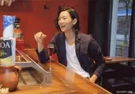 龍星涼/卧式・上半身・衣服黑・白・坐・向左・右肘・開口/公式生寫真