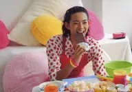 龙星凉/卧式·上半身·衣服红·白·坐·右手衔巧克力/官方生写真