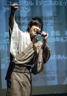 加藤将/Live Photo・膝上・服装灰色・浴衣格子图案・右上拳・左麦克风嘴角・后显示器/第2回加藤将on-line PHOTO SHOP「生日活动2018in TOKYO&OSAKA」生写真