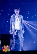 AAA/西岛隆弘/演唱会照片·全身·服装白·浅蓝色·双手下垂·左手话筒·背景蓝/「AAA ARENA TOUR2015 10th Anniversary-Attack All Around-」照片选择