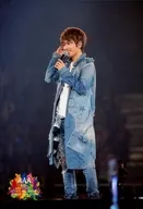 AAA/西岛隆弘/演唱会照片·全身·服装白·浅蓝色·右耳边·左手话筒·嘴边·身体左向·背景灰色/「AAA ARENA TOUR2015 10th Anniversary-Attack All Around-」照片选择