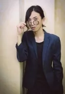 廣瀬大介/上半身・衣装黒・紺・右手眼鏡・左向き・背景白/「HiroseDaisuke-Fan Meeting 2016-」ブロマイド