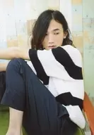 廣瀬大介/全身(足見切れ)・衣装黒・白・座り・体左向き・両腕伸ばし・目線右/「HiroseDaisuke-Fan Meeting 2016-」ブロマイド