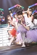 Wake Up，Girls！/山下七海/现场照片·全身(足见断)·蹲下·服装白·紫色·右拳·左手话筒/「Wake Up，Girls！FINAL TOUR-HOME-～PARTII FANTASIA～」现场明信片PARTII～PARTIver.～