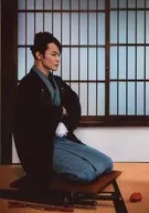 藤原祐規/全身·服裝黑·藍·和服·坐·手臂組合·右向/極品文學《高瀨舟·花椒大夫》隨機明信片