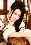 D / HIROOKI / Bust up / Costume white brown / Right hand left arm / Face diagonally right facing / Arm crossing / Background brown / "WonderlandSavior" Artist Official photo