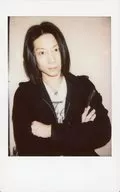 D/HIROKI / Upper Body / Costume White / Black / Arm Clasps / Body Tilted to the Left / Background White / "Mad Tea Party vol. 030" Plain Clothes Cheki