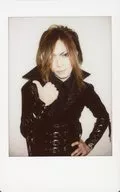 D/HIDE-ZOU / Upper Body / Black Costume / Right Hand Thumb Standing / Left Hand Hip / Mouth Closed / White Background / "Mad Tea Party vol. 030" Raw Cheki