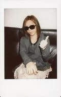D/HIDE-ZOU / Above-the-knee ・ Costume ・ Gray ・ Sunglasses ・ Sitting ・ Left-facing ・ Left-thumb-standing / Fresh Cheki