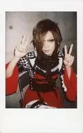 D/HIDE-ZOU / Above the Knee / Costume Black / Red / Block Check Pattern / Chair Sitting / Both Hands Piece Face Horizontal / Background Concrete Wall / D Revival Tomeihan one man Tour 2015 「 HAPPY UNBIRTHDAY 」 Draft Cheki