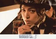 蒼井翔太/橫型・托胸・服裝黑紅色・帽・右下顎/"蒼井翔太LIVE 2019 WONDER lab.I>明信片B