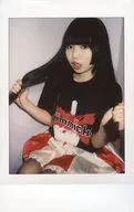 Synth Kaisen / Kagurazaka Tedasu / Knee-Up / Sitting / Costume Black, Red and White / Both Hands Hair / Body Left Facing / Background White / Fresh Cheki