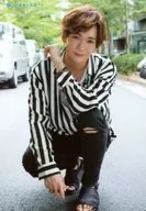 丘山晴己/全身·服裝白·黑·條紋圖案·蹲·左手提起·室外/伊萬裏有&丘山晴己DVD發售紀念活動丘山晴己L版明信片A