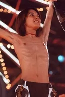 関ジャニ∞/渋谷すばる/ライブフォト・膝上・衣装黒・上半身裸・両手上げ・目線右・枠無し/ジャニーズファミリークラブ生写真