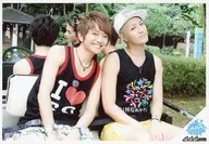 AAA/西島隆弘・浦田直也/橫型・膝上・坐姿・服裝黑色・紅色・黃色/"AAA PARTY/AAA MOBILE>a-nation'14FC限定藝人照片