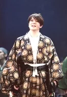 Go Ueki (Minamotono Yoshitsune / Ushiwakamaru) / Live photo, above the knees, costume black, gold, kimonos, left-handed swords, wrinkles in the eyebrows / DHE @ stage produced "Onmyoji ~ Light and Shadow ~" Bromide