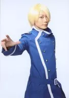 Kimeru(西武池袋線)/膝上・衣装青・体右向き・右手伸ばし・キャラクターショット/ミュージカル「青春-AOHARU-鉄道2 ～信越地方よりアイをこめて～」会場販売ブロマイド